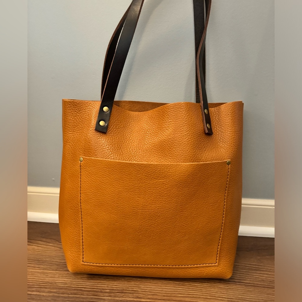 Portland Leather Medium Classic Tote in Dune